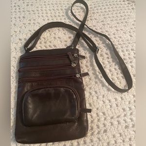 crossbody style purse lots of pockets